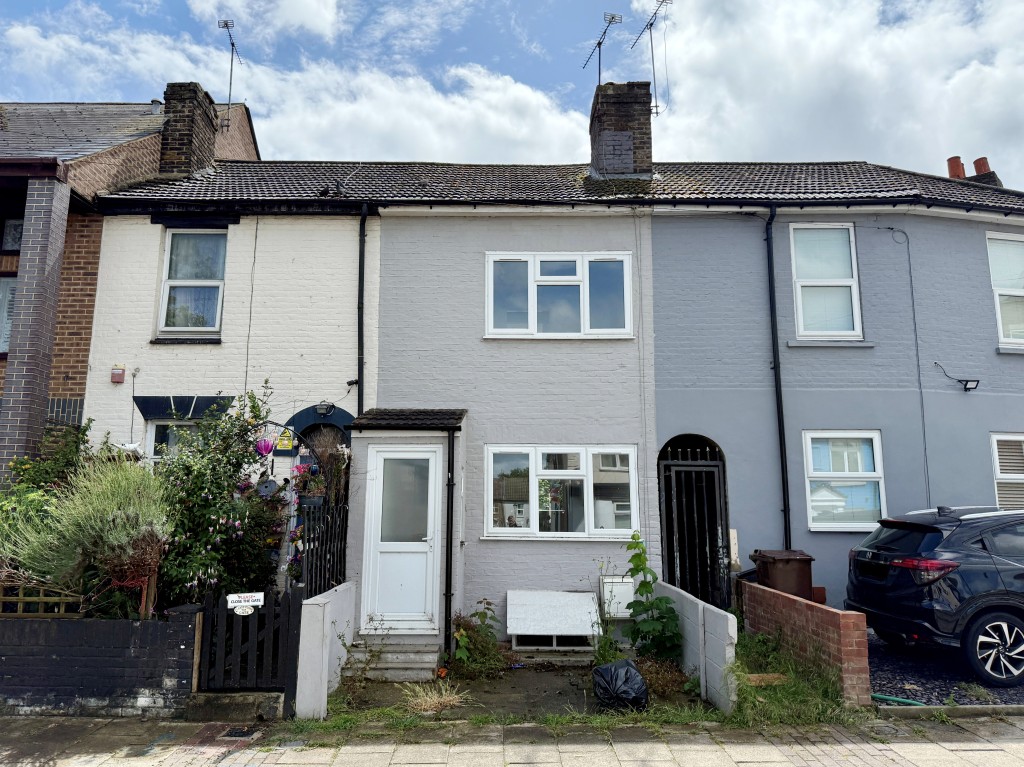 Lot: 112 - REFURBISHED TWO-BEDROOM HOUSE - Mid-terraced house